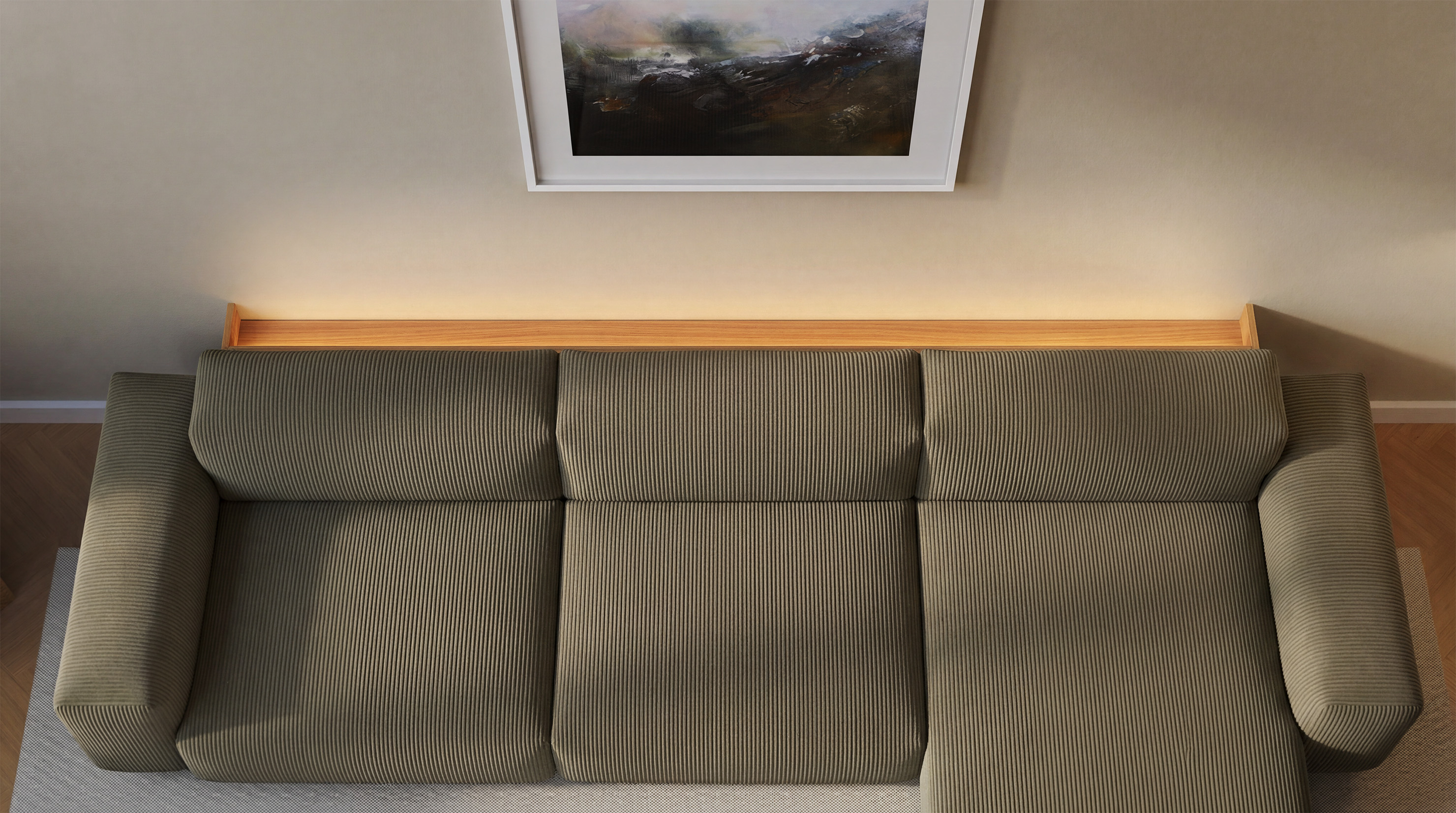 OLVA Ablage mit warmer Lichtkante hinter dem Sofa – Eiche-Ablage läuft an der Wand aus, warmer Wandschein