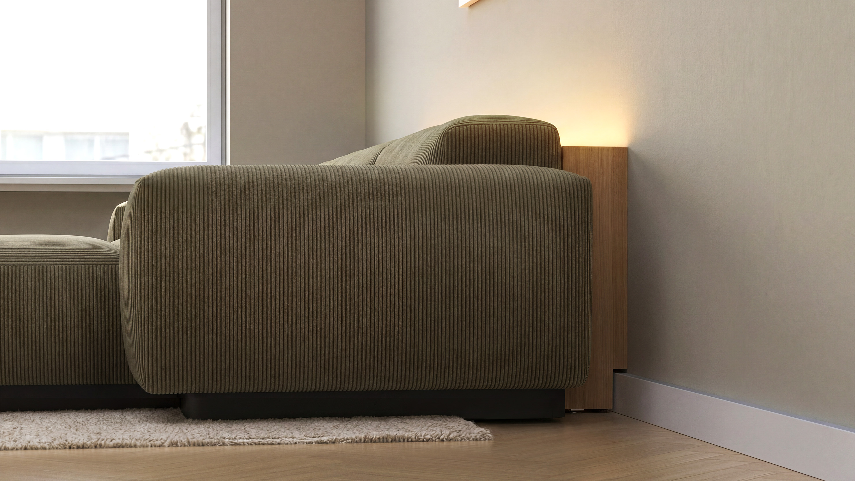 OLVA passgenau auf die Breite des Sofas gefertigt – maßgefertigtes Eichenmöbel hinter dem Sofa