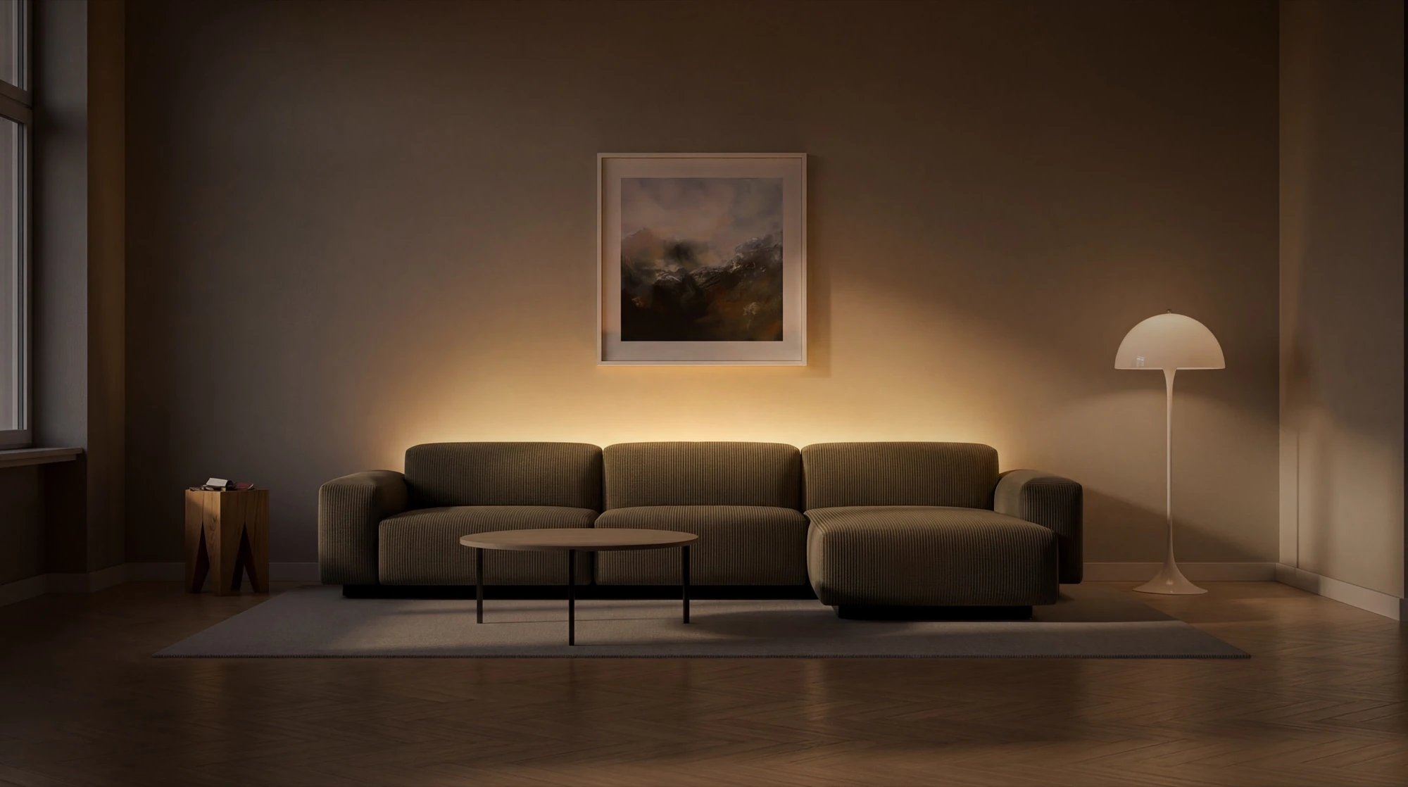 Wohnzimmer am Abend, warme Lichtkante hinter dem Sofa