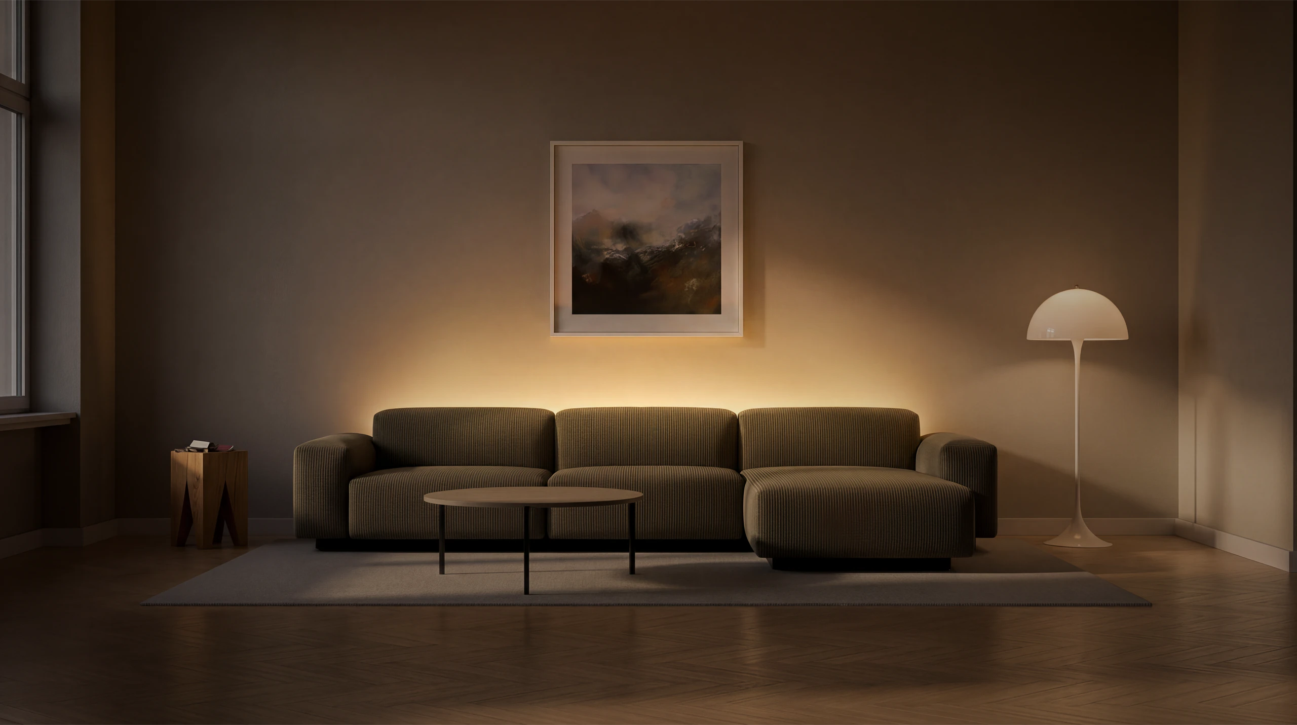 Wohnzimmer am Abend, Lichtkante an mit warmem Wandschein