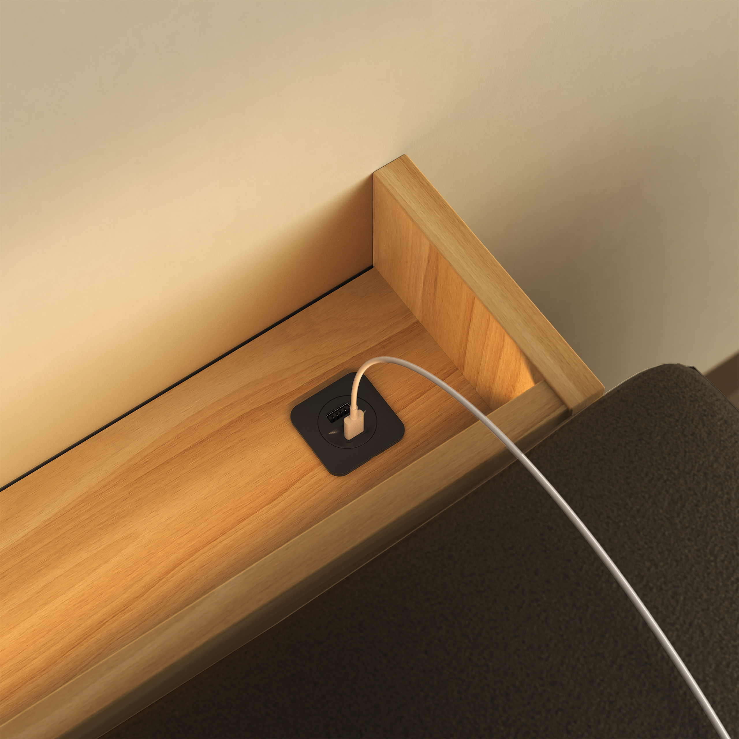 USB-A- und USB-C-Anschluss in der Ecke der Eichen-Ablage