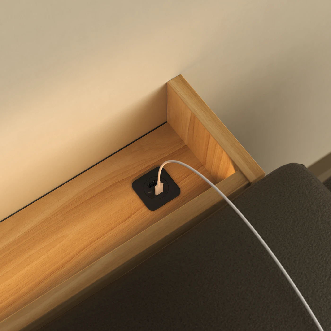 USB-A- und USB-C-Anschluss in der Ecke der Eichen-Ablage